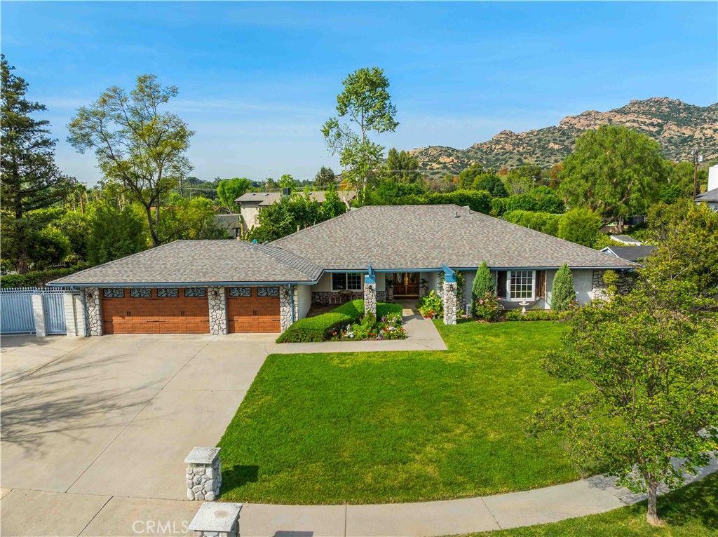 Photo of 10035 Nita Ave, Chatsworth, CA 91311 (MLS # SR26079262)