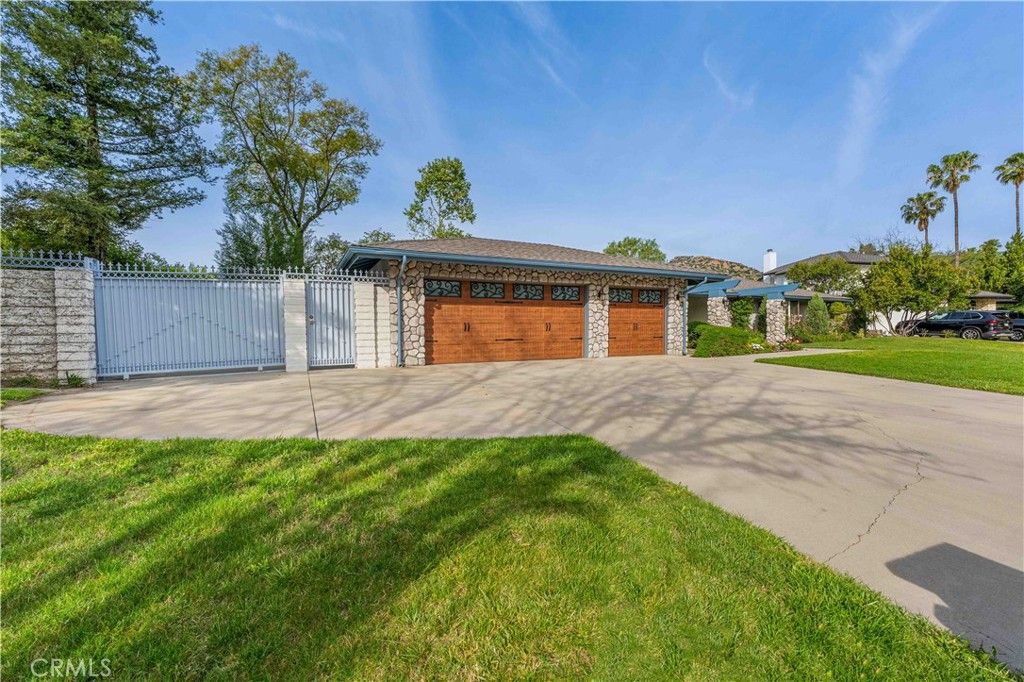 Photo of 10035 Nita Ave, Chatsworth, CA 91311 (MLS # SR26079262)