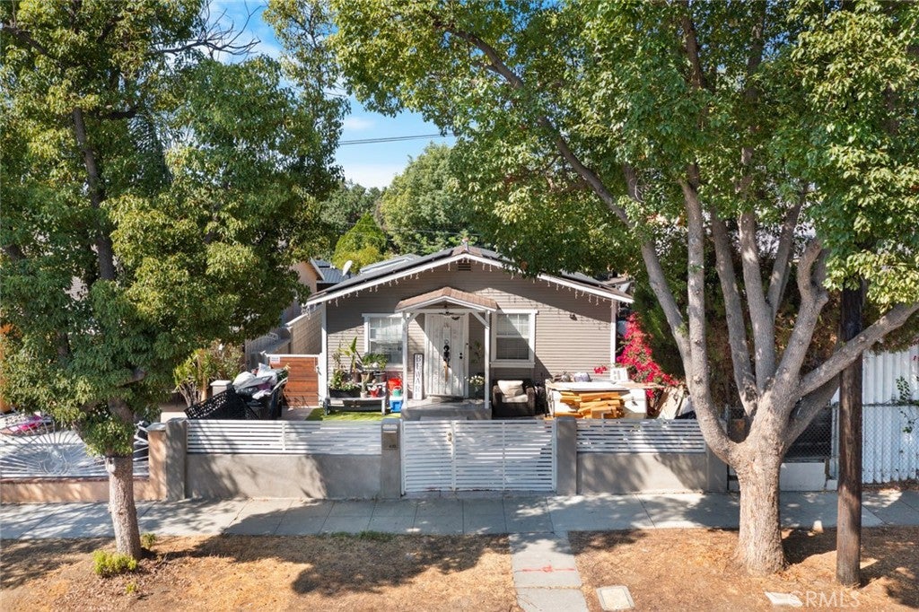 610 S Vine Ave