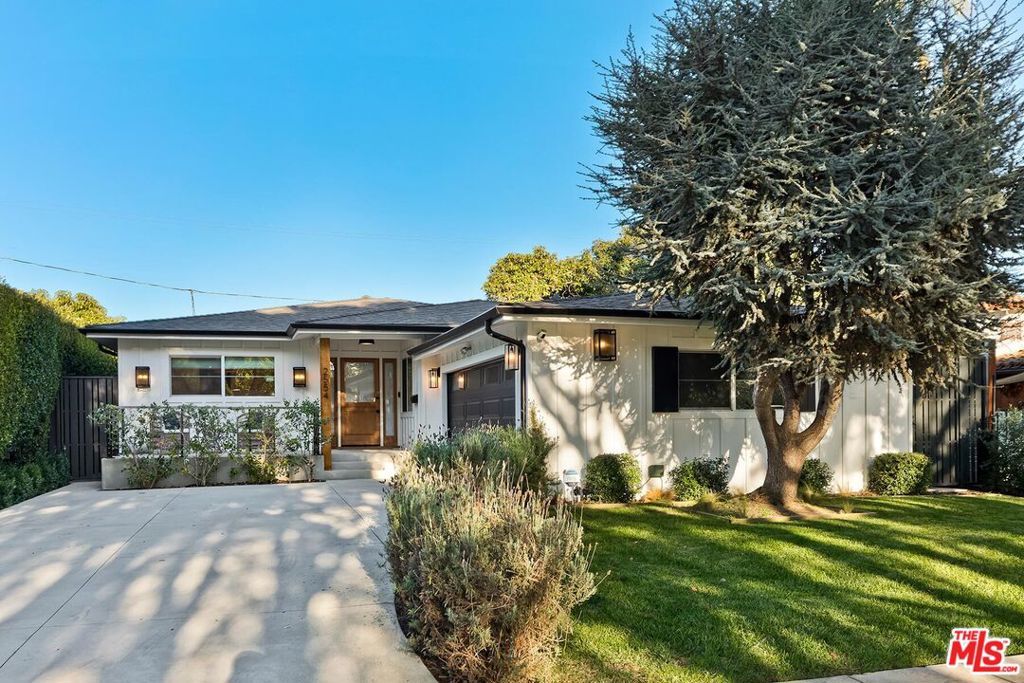 Photo of 2554 Amherst Avenue, Los Angeles, CA 90064 (MLS # 25606675)