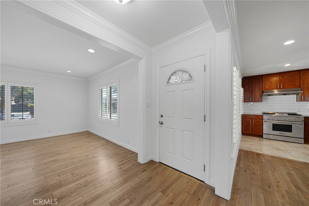 305 & 307 E Hellman Avenue