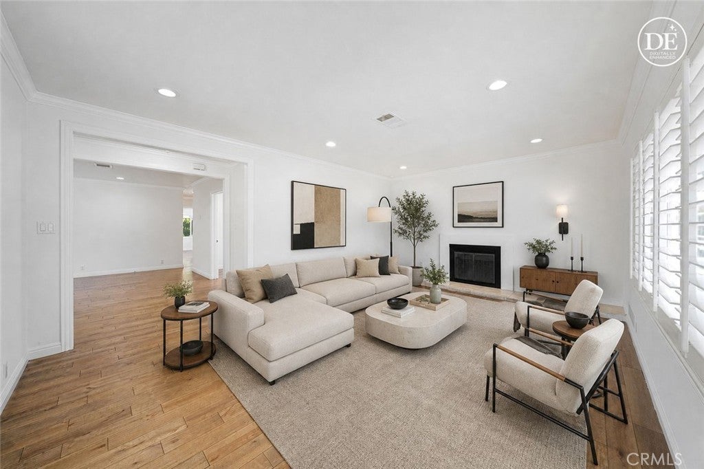 305 & 307 E Hellman Avenue