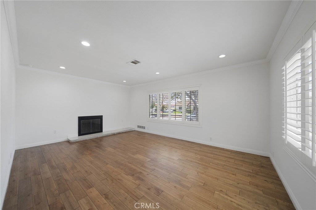 305 & 307 E Hellman Avenue