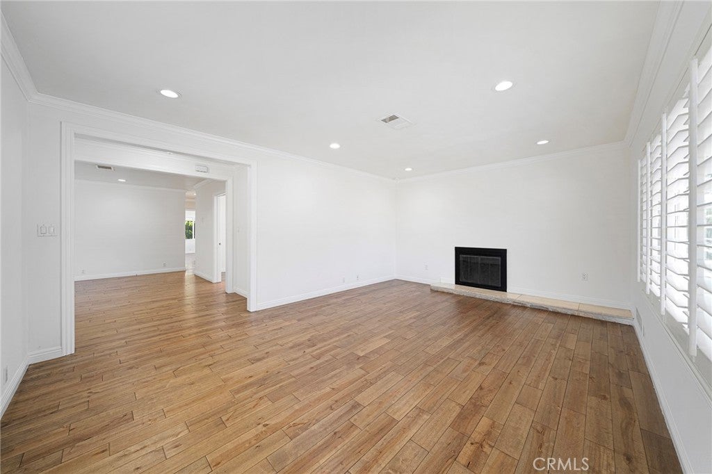 305 & 307 E Hellman Avenue