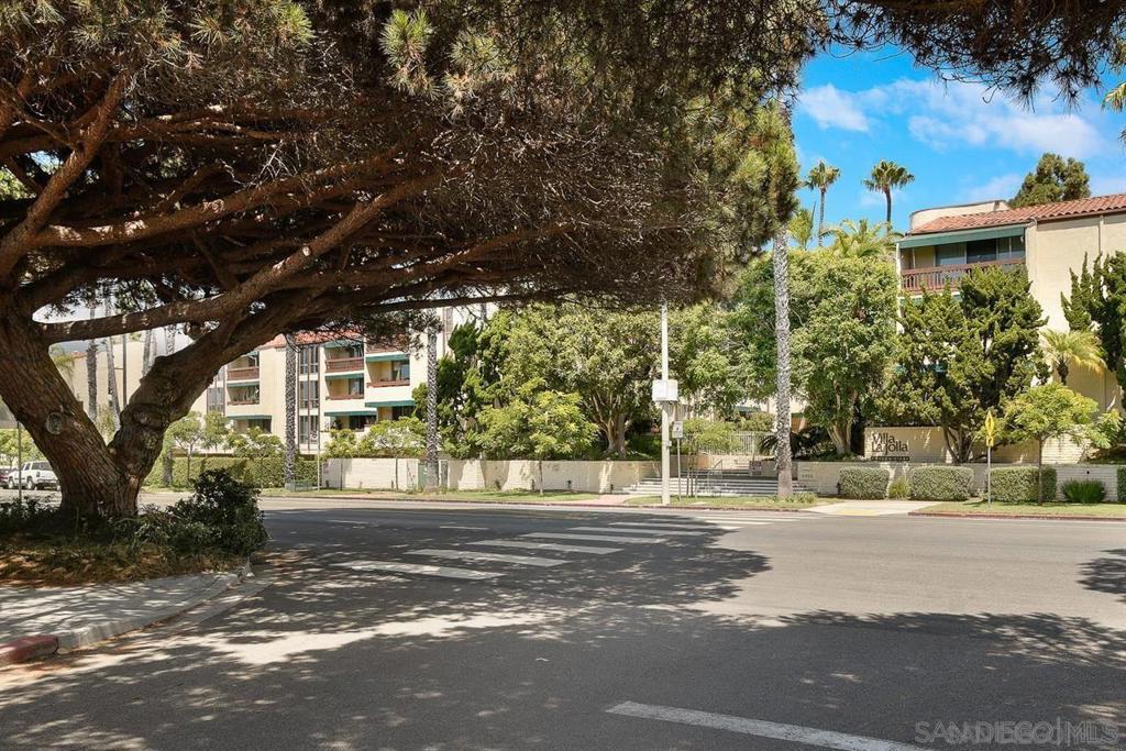 Long Term / Unfurnished Rental a few blocks from the Beach! Unit is in the process of being remodeled. Nice and open floorplan featuring 1 bedroom, 1 bath with one assigned parking space. Complex features a pool to enjoy during those hot summer days! Just a short walk to the beach, shopping, restaurants and more! "Photos are virtually stage" Pets ok both dogs and cats.