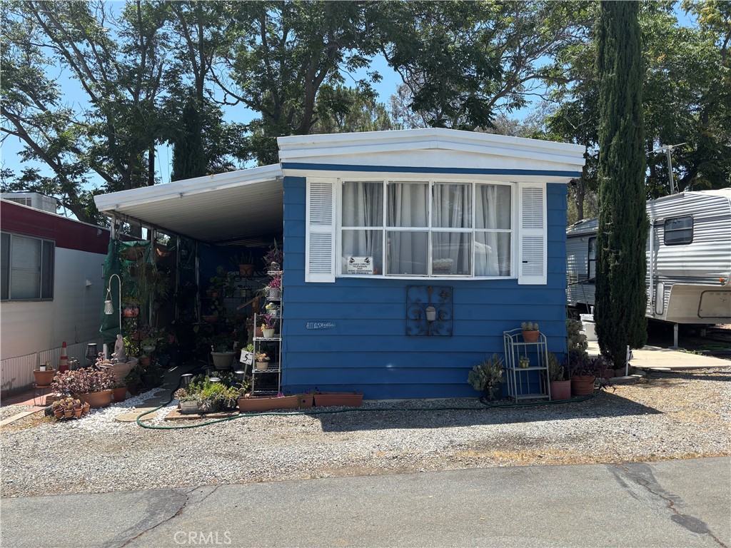 Cute 1 bedroom 1 bath single wide unit located in the Stagecoach Mobil Manor, this is a better than rent opportunity that is not going to last! unit shows pride of ownership so make this one your new nest! property located near supermarket, restaurant and easy freeway access, this is a one in a million opportunity!