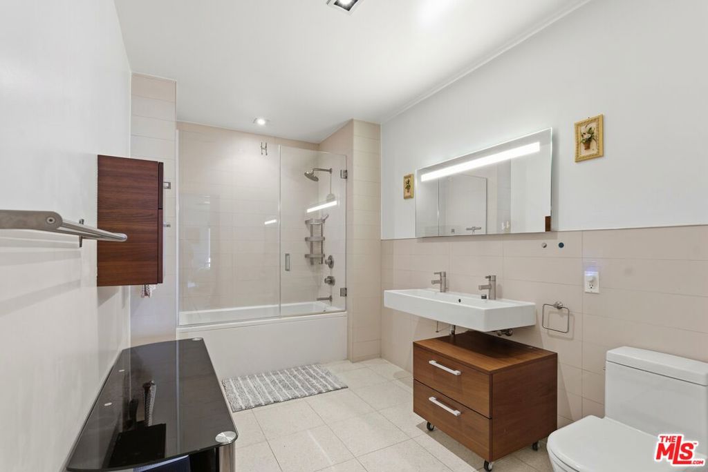 The Hollywood - Residential