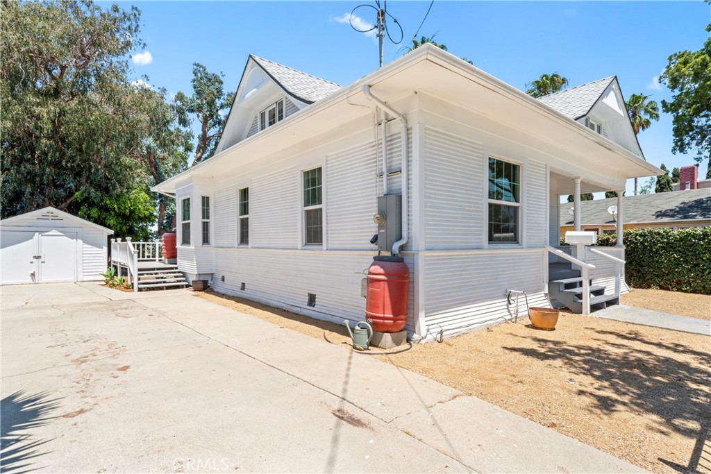 976 N Loma Vista Drive