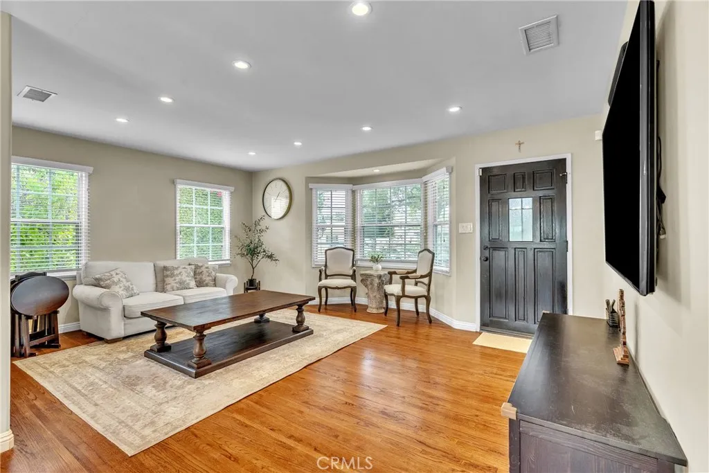 Pasadena, California 91107, United States, 3 Bedrooms Bedrooms, ,2 BathroomsBathrooms,Residential,Active,242566