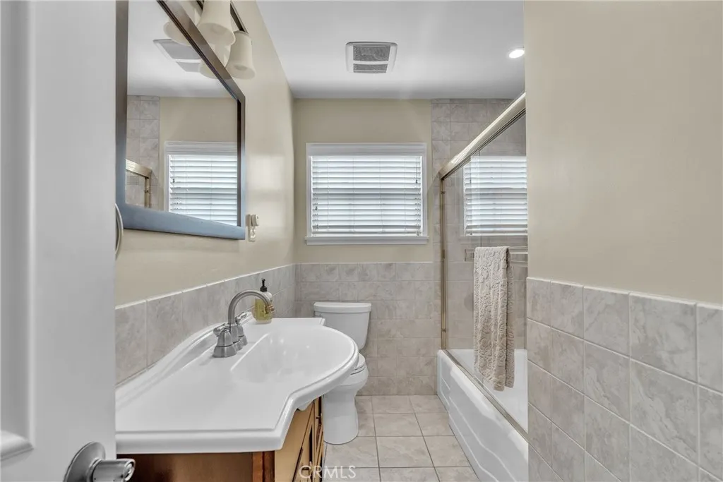 Pasadena, California 91107, United States, 3 Bedrooms Bedrooms, ,2 BathroomsBathrooms,Residential,Active,242566