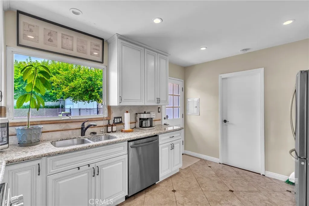 Pasadena, California 91107, United States, 3 Bedrooms Bedrooms, ,2 BathroomsBathrooms,Residential,Active,242566