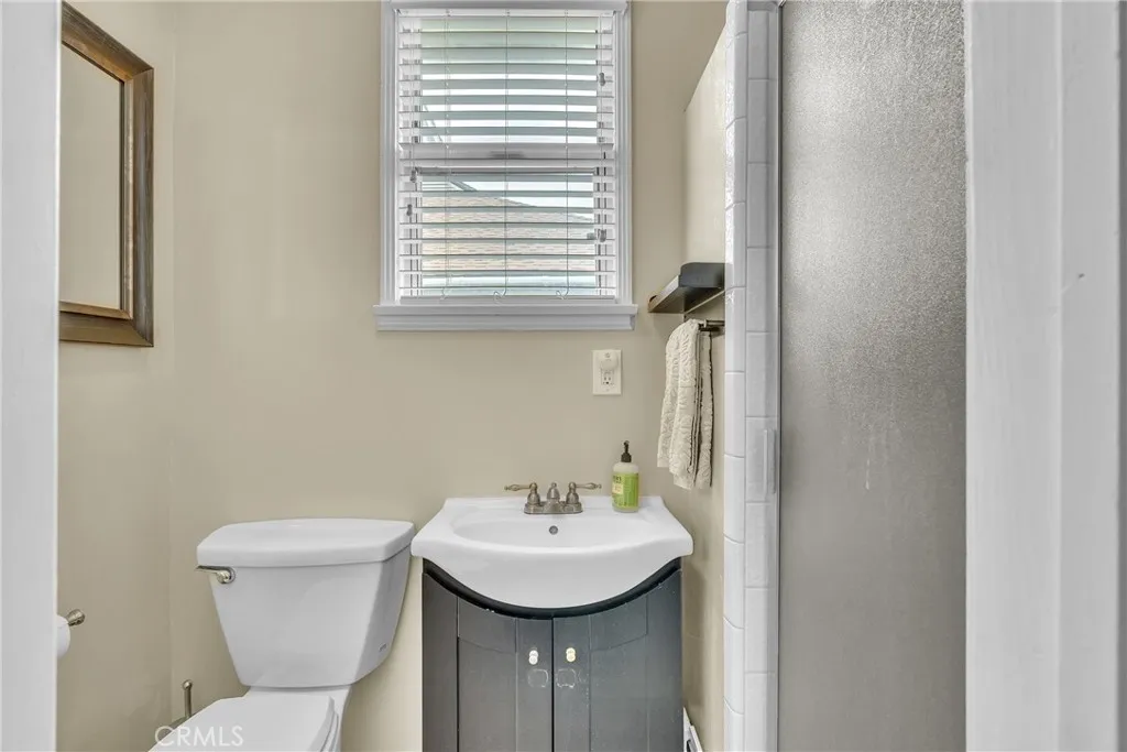 Pasadena, California 91107, United States, 3 Bedrooms Bedrooms, ,2 BathroomsBathrooms,Residential,Active,242566