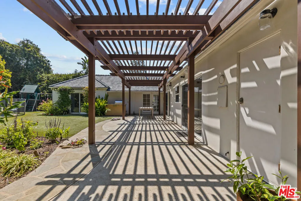 Los Angeles, California 90049, United States, 4 Bedrooms Bedrooms, ,3 BathroomsBathrooms,Residential,Active,184768