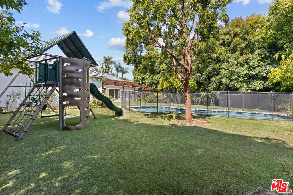 Los Angeles, California 90049, United States, 4 Bedrooms Bedrooms, ,3 BathroomsBathrooms,Residential,Active,184768