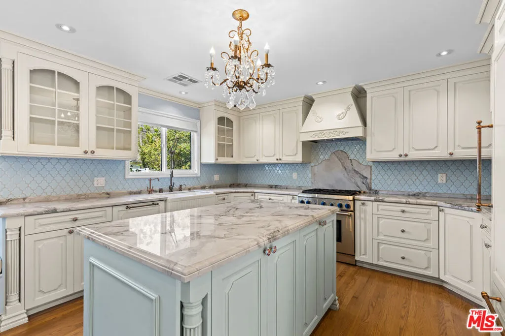 Los Angeles, California 90049, United States, 4 Bedrooms Bedrooms, ,3 BathroomsBathrooms,Residential,Active,184768