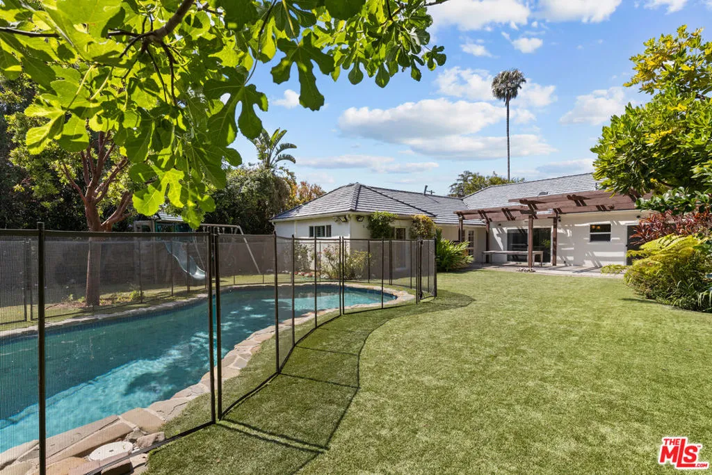 Los Angeles, California 90049, United States, 4 Bedrooms Bedrooms, ,3 BathroomsBathrooms,Residential,Active,184768