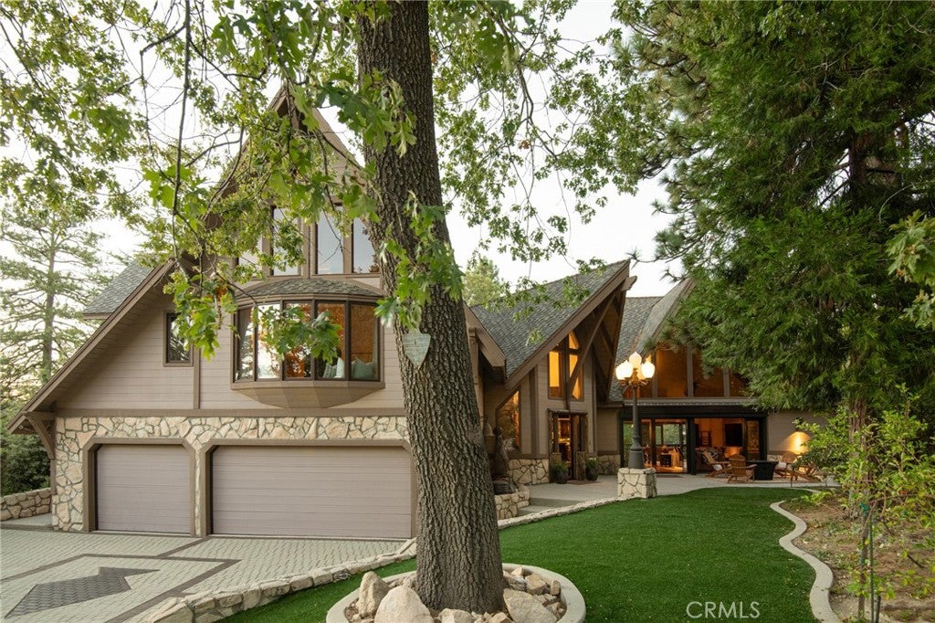 942 Lake Edge