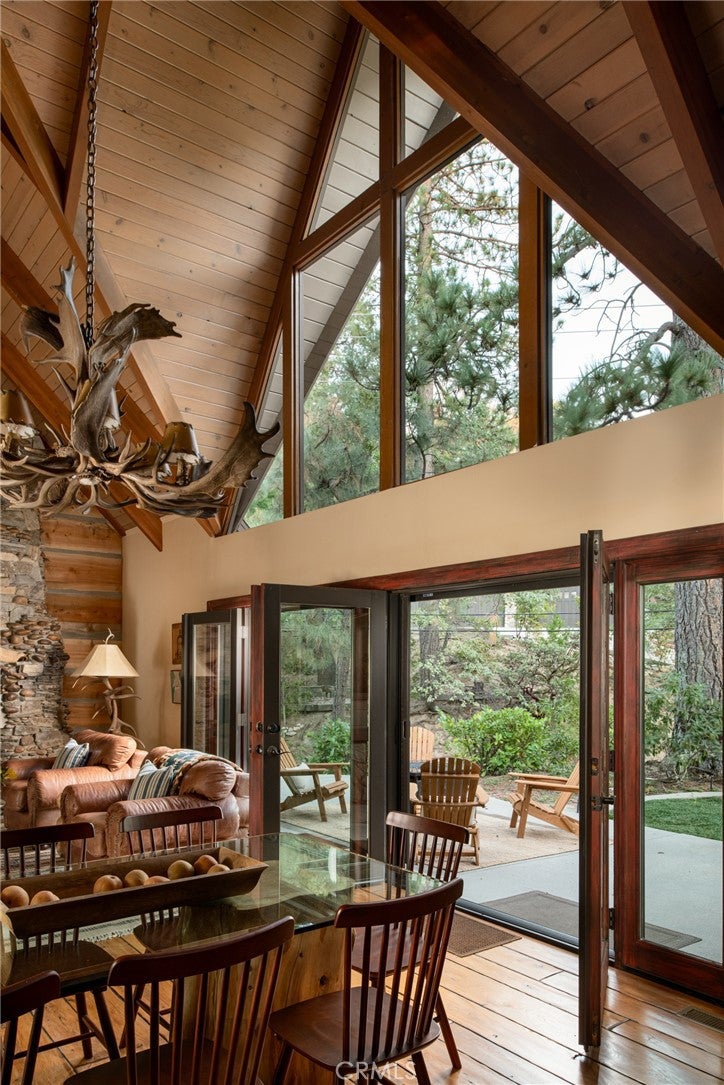 942 Lake Edge
