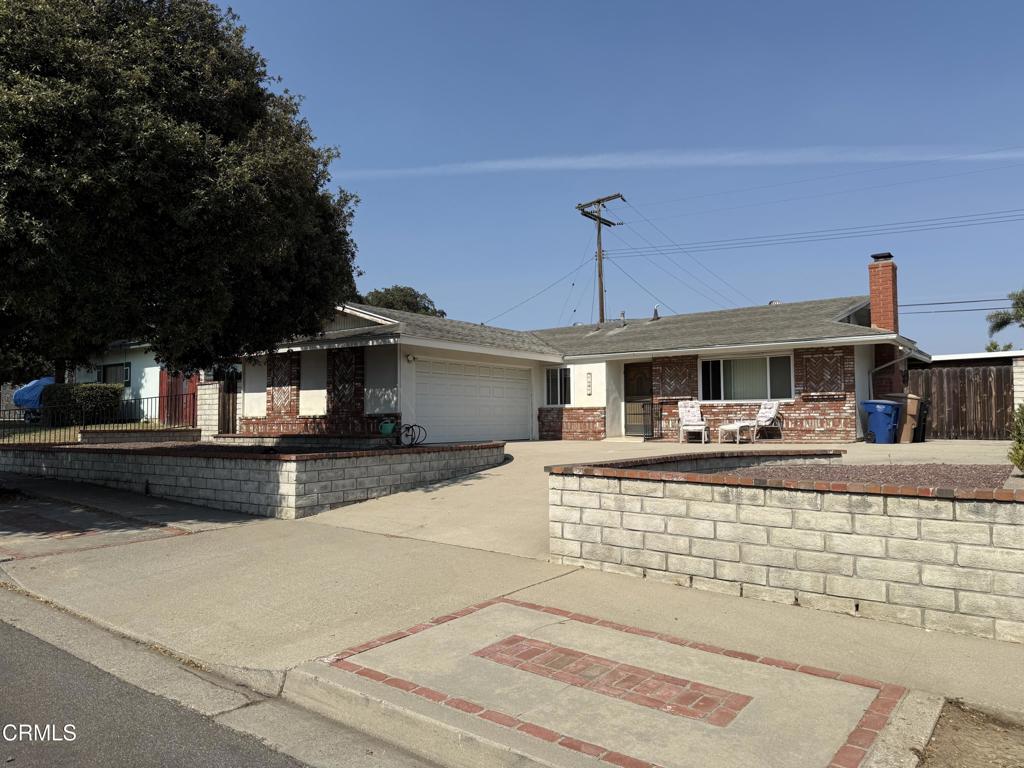 Super sweet single family one story home in the East end of Ventura with a large yard. Home offers three bedrooms, two baths, wood floors throughout in a wonderful neighborhood.Home is in great condition and well maintained. Minimum 12 months lease. Available Immediately.