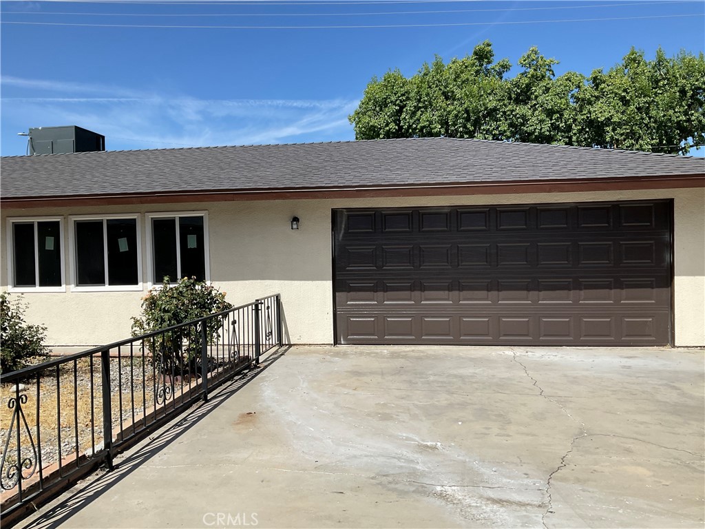This updated 3-bedroom, 2-bathroom home has everything you need for comfortable living. The kitchen comes fully equipped with a refrigerator, dishwasher, microwave, and stove—perfect for everyday meals or weekend hosting. Washer and dryer hookups are included for your convenience. Enjoy the benefits of an attached garage, a private backyard with a patio ideal for relaxing or entertaining, and generous living space throughout.
Located just minutes from Starbucks, shopping centers, and gas stations, you’ll love the convenience of having everything close by.