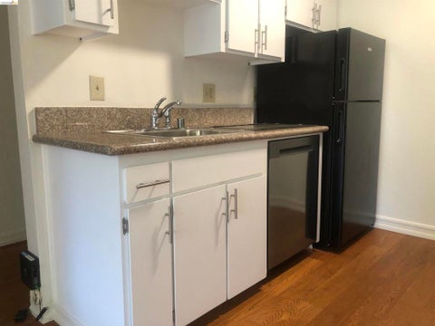 Photo of 250 Whitmore St ST #302, Oakland, CA 94611 (MLS # 41150192)