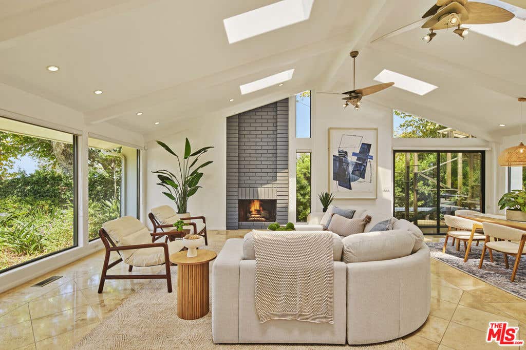 Photo of 29417 Bluewater Road, Malibu, CA 90265 (MLS # 26858575)