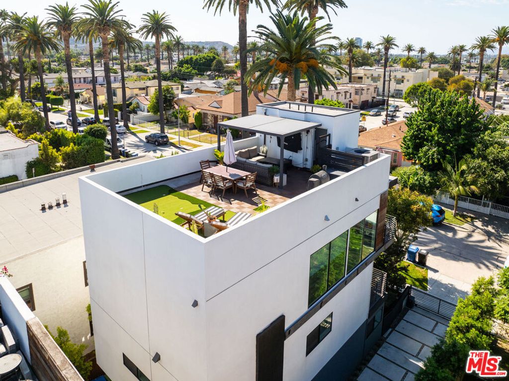 Photo of 2652 S Mansfield Avenue, Los Angeles, CA 90016 (MLS # 25599815)
