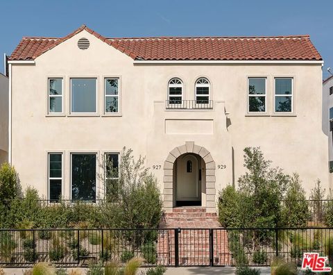 Photo of 929 S Sycamore Avenue, Los Angeles, CA 90036 (MLS # 26670491)