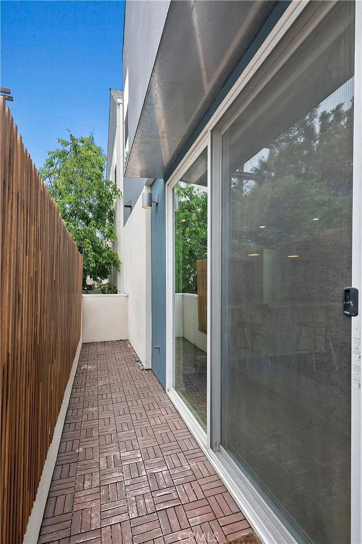 North Hollywood, California 91601, United States, 3 Bedrooms Bedrooms, ,4 BathroomsBathrooms,Residential,Active,122054