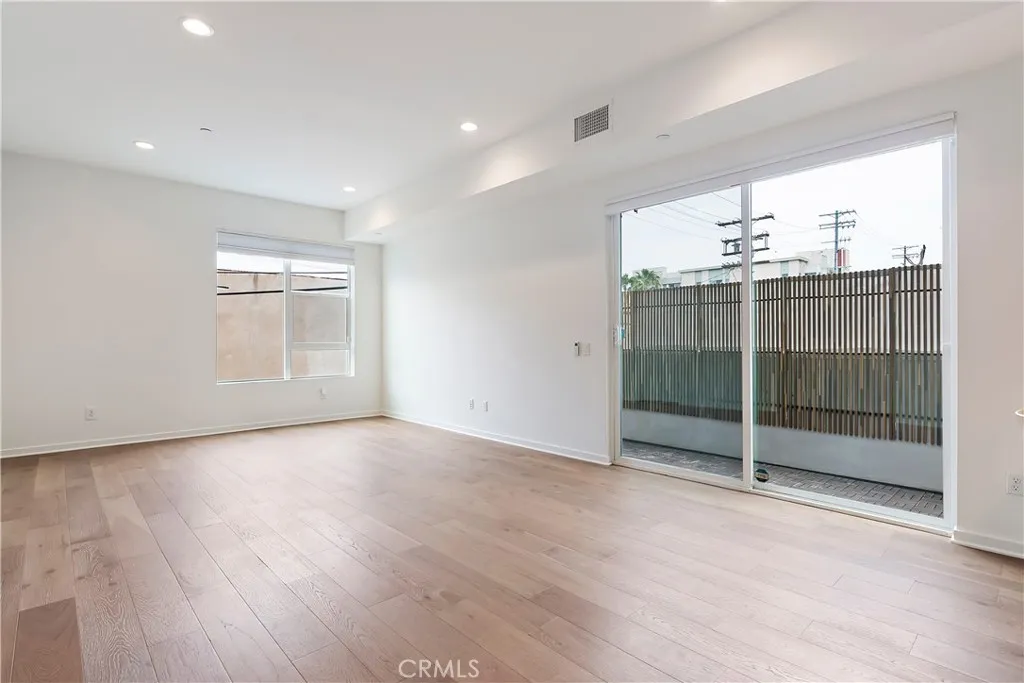 North Hollywood, California 91601, United States, 3 Bedrooms Bedrooms, ,4 BathroomsBathrooms,Residential,Active,122054