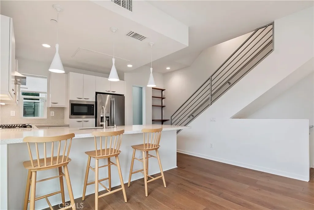 North Hollywood, California 91601, United States, 3 Bedrooms Bedrooms, ,4 BathroomsBathrooms,Residential,Active,122054