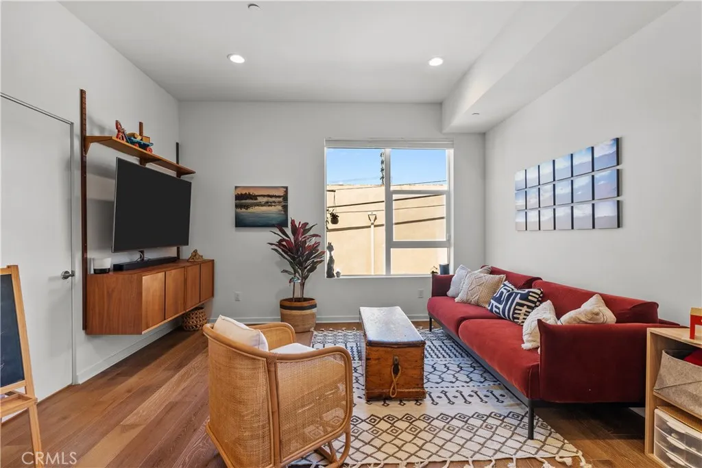 North Hollywood, California 91601, United States, 3 Bedrooms Bedrooms, ,4 BathroomsBathrooms,Residential,Active,122054