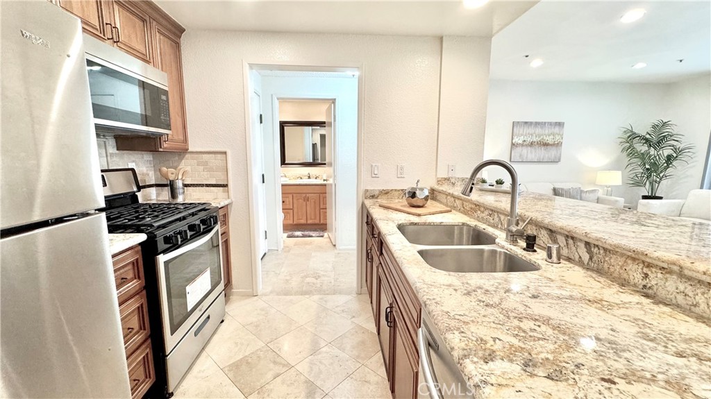 2571 Plaza Del Amo 212