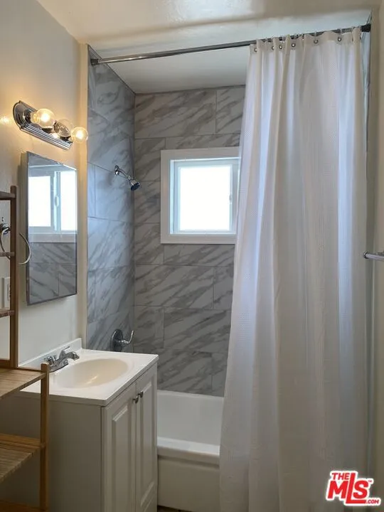 Los Angeles, California 90025, United States, 2 Bedrooms Bedrooms, ,2 BathroomsBathrooms,Residential,Active,242433