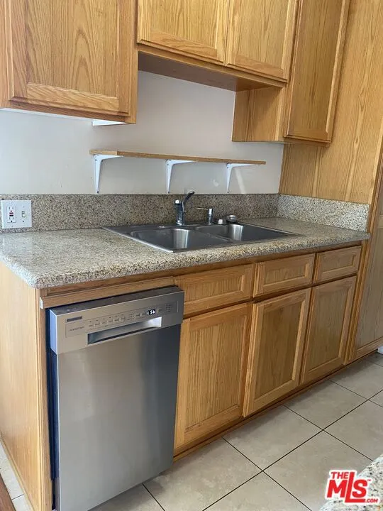 Los Angeles, California 90025, United States, 2 Bedrooms Bedrooms, ,2 BathroomsBathrooms,Residential,Active,242433