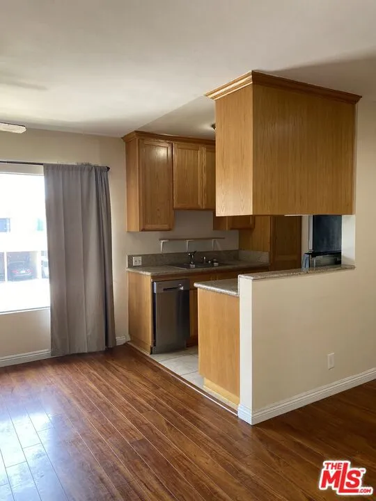 Los Angeles, California 90025, United States, 2 Bedrooms Bedrooms, ,2 BathroomsBathrooms,Residential,Active,242433