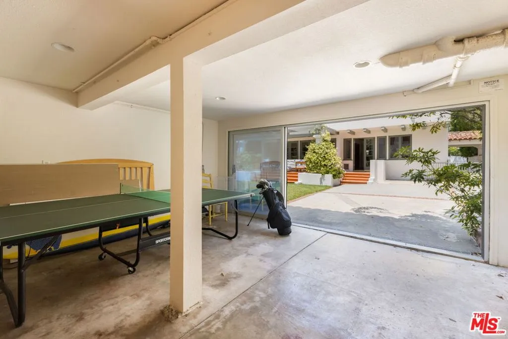 Santa Monica, California 90402, United States, 4 Bedrooms Bedrooms, ,4 BathroomsBathrooms,Residential,Pending,183032