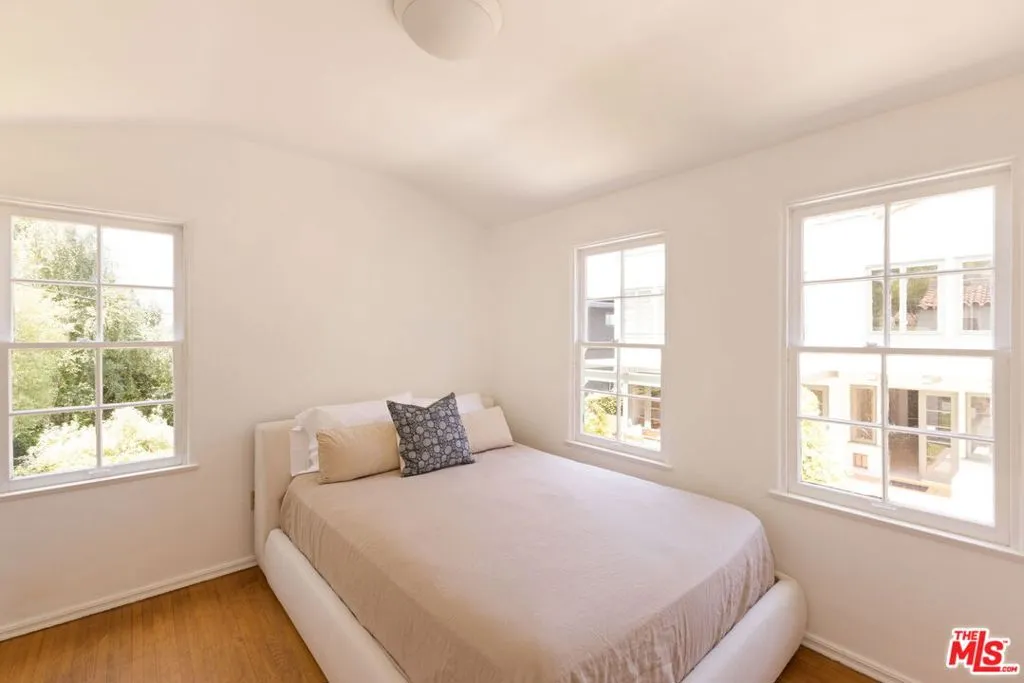 Santa Monica, California 90402, United States, 4 Bedrooms Bedrooms, ,4 BathroomsBathrooms,Residential,Pending,183032