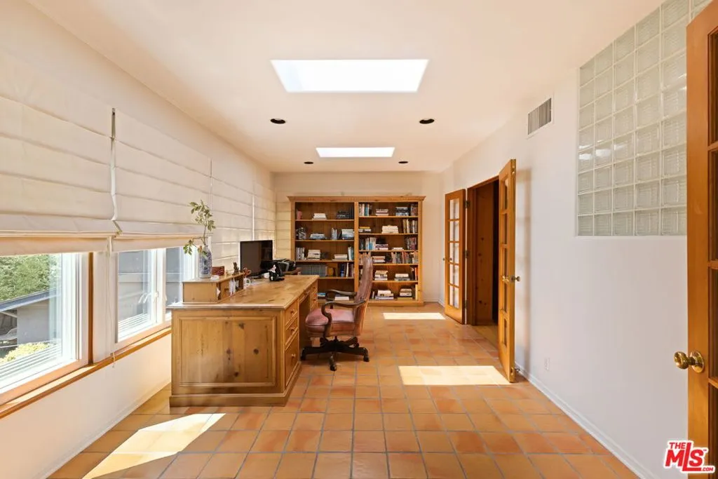 Santa Monica, California 90402, United States, 4 Bedrooms Bedrooms, ,4 BathroomsBathrooms,Residential,Pending,183032