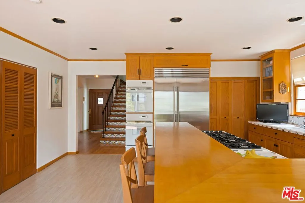 Santa Monica, California 90402, United States, 4 Bedrooms Bedrooms, ,4 BathroomsBathrooms,Residential,Pending,183032