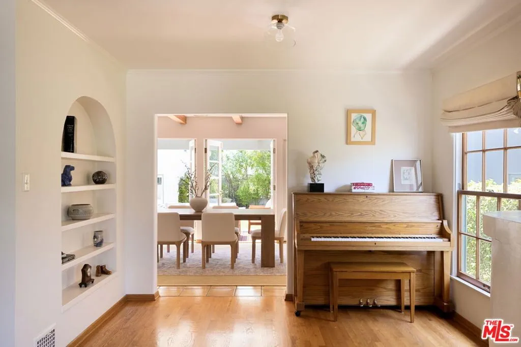 Santa Monica, California 90402, United States, 4 Bedrooms Bedrooms, ,4 BathroomsBathrooms,Residential,Pending,183032