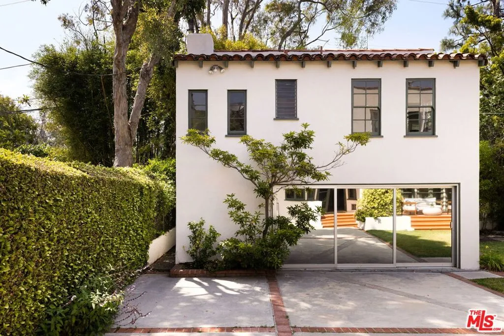 Santa Monica, California 90402, United States, 4 Bedrooms Bedrooms, ,4 BathroomsBathrooms,Residential,Pending,183032