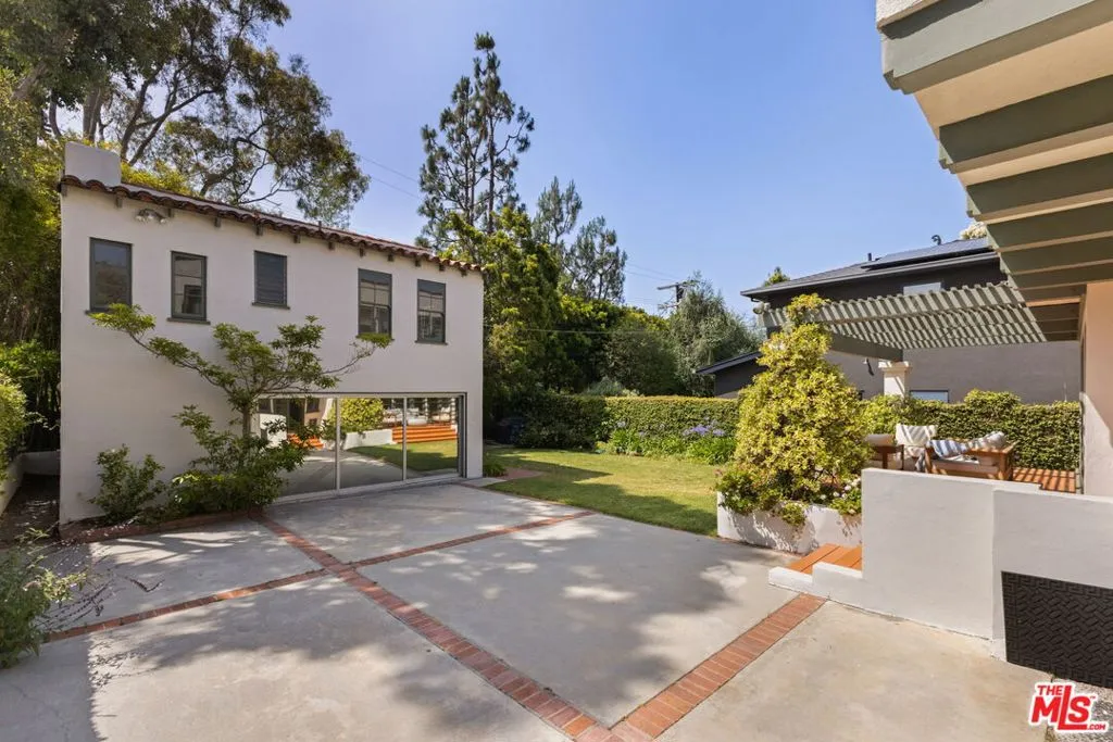 Santa Monica, California 90402, United States, 4 Bedrooms Bedrooms, ,4 BathroomsBathrooms,Residential,Pending,183032