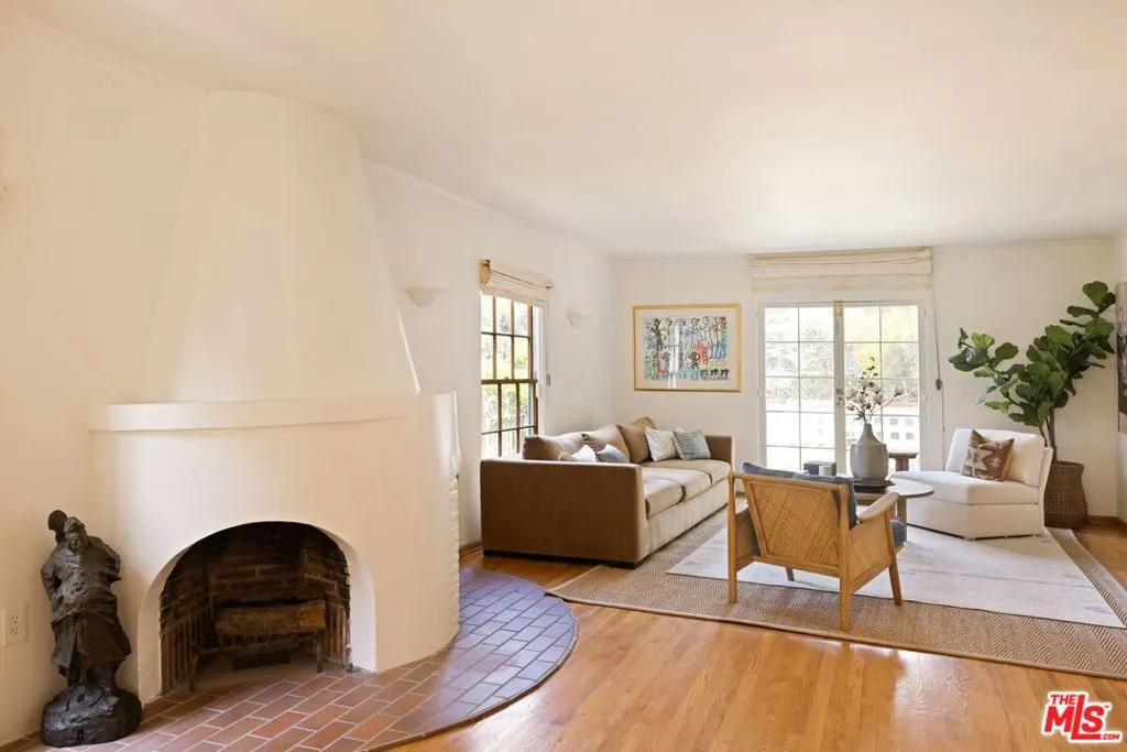 Santa Monica, California 90402, United States, 4 Bedrooms Bedrooms, ,4 BathroomsBathrooms,Residential,Pending,183032