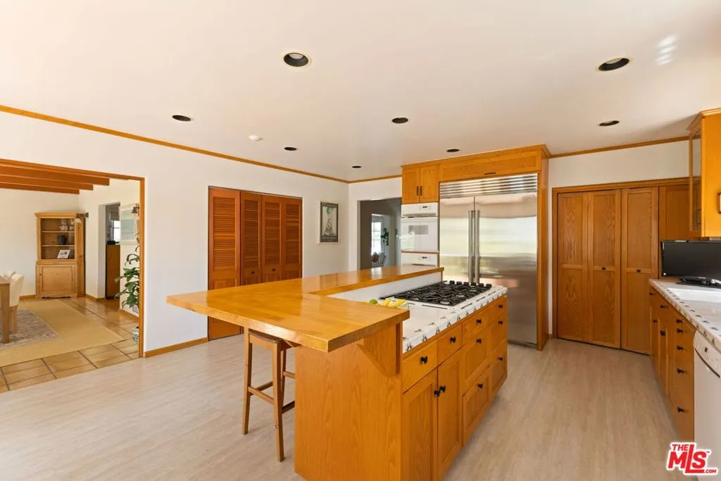 Santa Monica, California 90402, United States, 4 Bedrooms Bedrooms, ,4 BathroomsBathrooms,Residential,Pending,183032