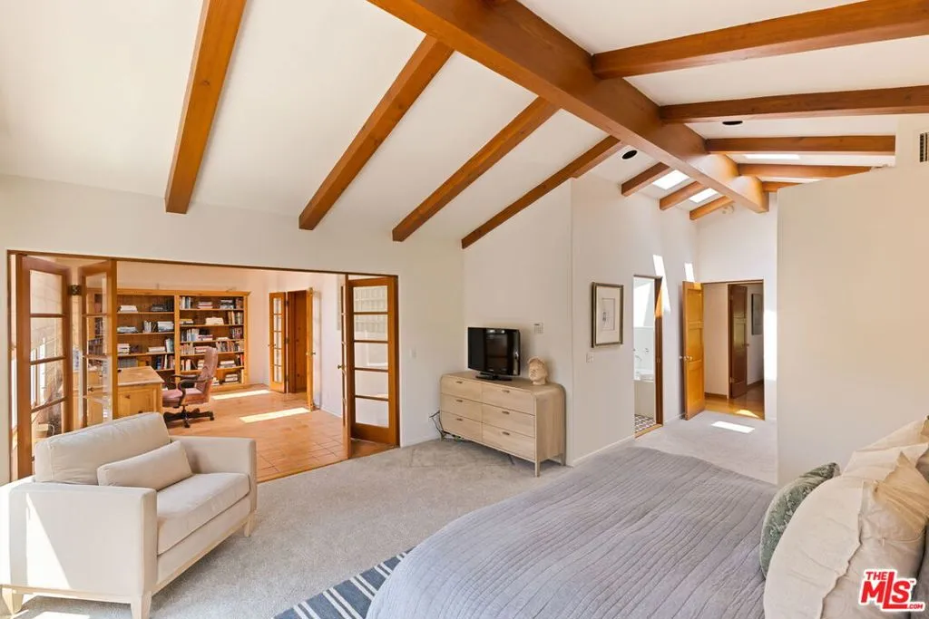 Santa Monica, California 90402, United States, 4 Bedrooms Bedrooms, ,4 BathroomsBathrooms,Residential,Pending,183032