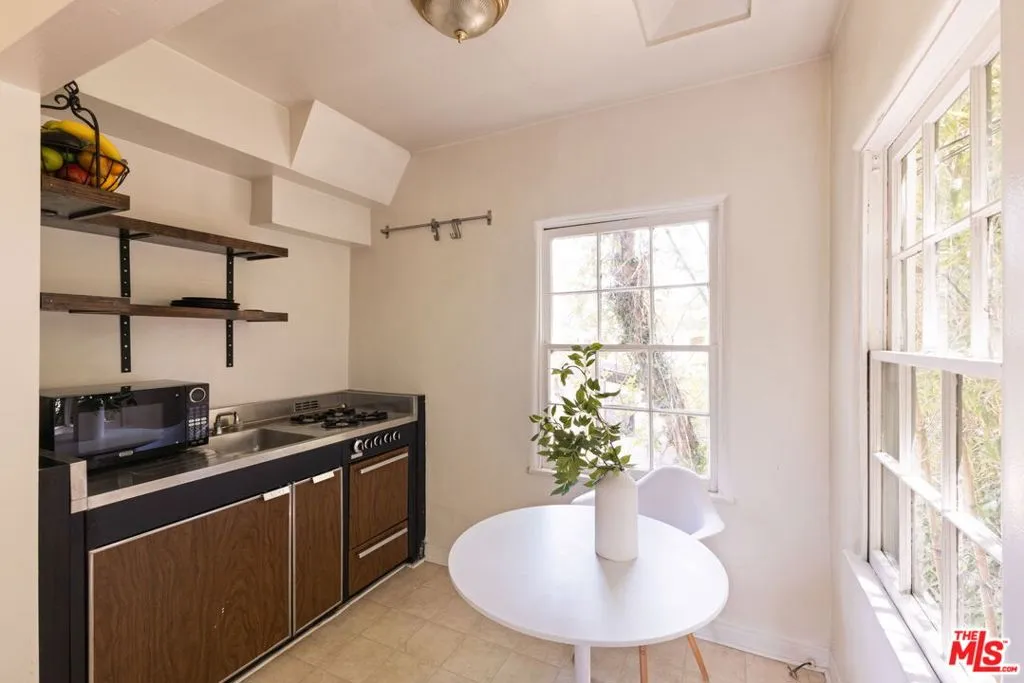 Santa Monica, California 90402, United States, 4 Bedrooms Bedrooms, ,4 BathroomsBathrooms,Residential,Pending,183032