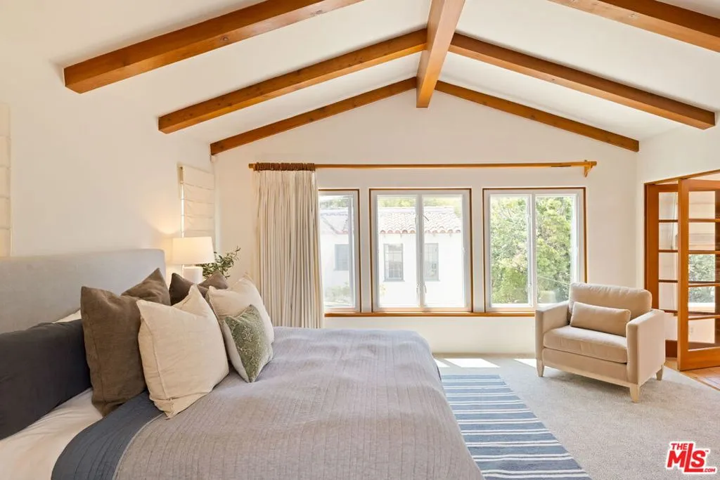 Santa Monica, California 90402, United States, 4 Bedrooms Bedrooms, ,4 BathroomsBathrooms,Residential,Pending,183032