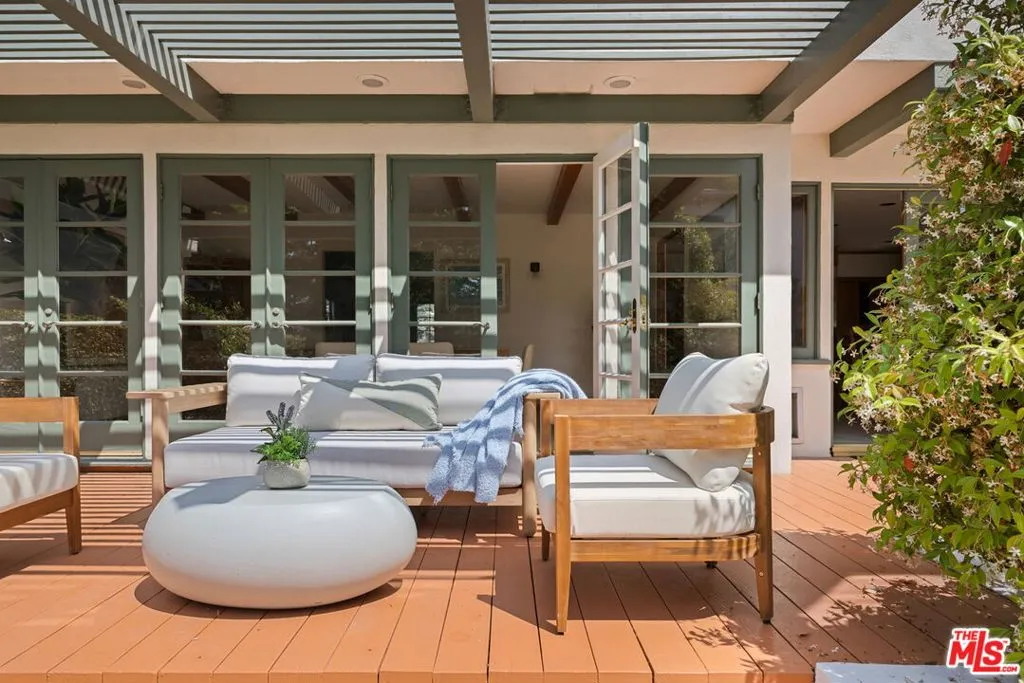 Santa Monica, California 90402, United States, 4 Bedrooms Bedrooms, ,4 BathroomsBathrooms,Residential,Pending,183032