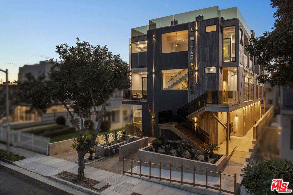 Photo of 1021 N Ogden Drive #PH 7, West Hollywood, CA 90046 (MLS # 26699265)